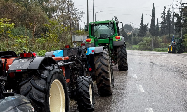 Μπλόκο αγροτών στη διασταύρωση του Σιδηροδρομικού Σταθμού Νάουσας τη Δευτέρα 8 Δεκεμβρίου