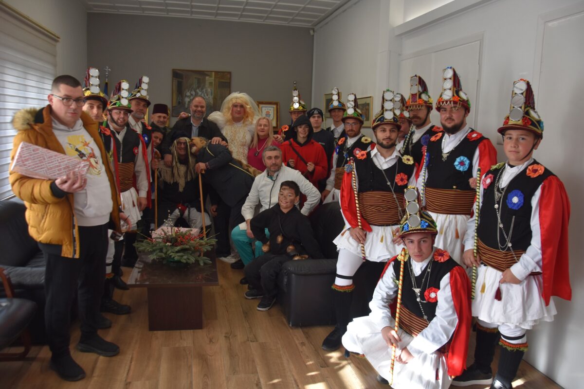 Οι Μωμόγεροι της Ευξείνου Λέσχης Ποντίων Νάουσας στο Δημαρχείο