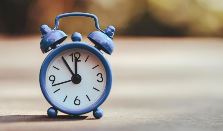 Αλλαγή ώρας 2026: Πότε γυρίζουμε τα ρολόγια μας και χάνουμε μία ώρα ύπνο