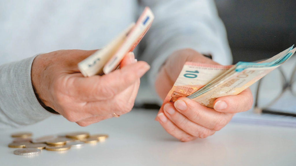 Επιστροφή με αυξήσεις μισθών μετά το Πάσχα στο Δημόσιο