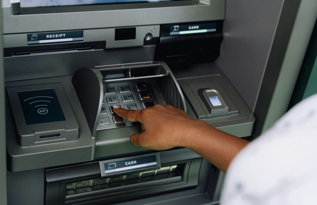 Επίδομα 300 ευρώ: Οι νέοι δικαιούχοι και τα κριτήρια