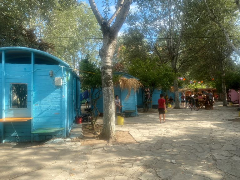 Ξεκινούν αύριο, Τετάρτη οι αιτήσεις για τις 70.000 επιταγές παιδικών κατασκηνώσεων της ΔΥΠΑ