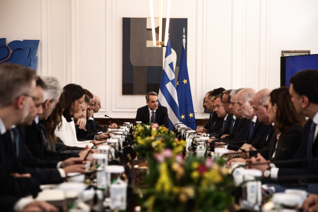 Υπουργικό συμβούλιο: Μισθολογικό χάσμα, Στουρνάρας και Ταμείο Ανάκαμψης στο τραπέζι