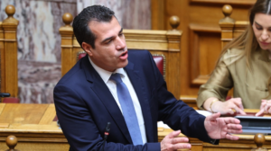 Πλεύρης: Οι οικειοθελείς αποχωρήσεις παράνομων μεταναστών αυξήθηκαν κατά 25% μετά το δόγμα «φυλακή ή επιστροφή»