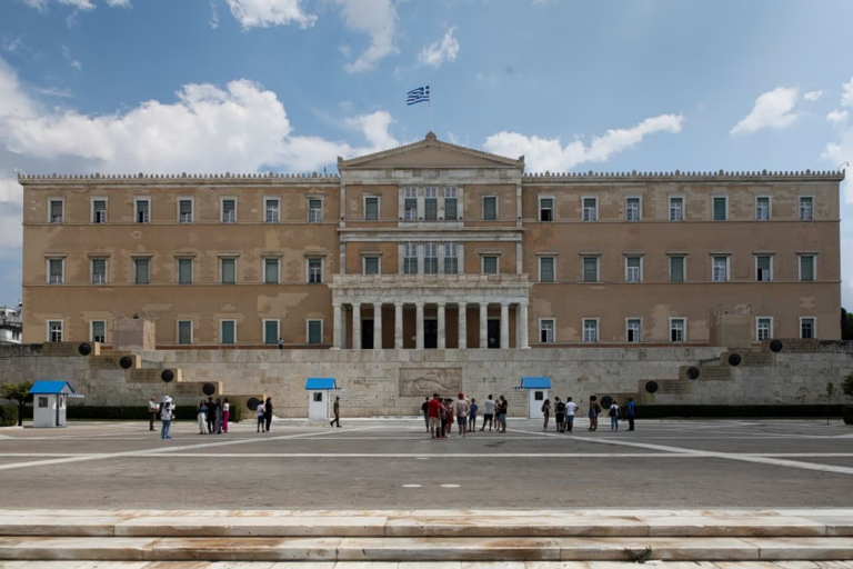 Αναθεώρηση Συντάγματος: Κόντρα για στέγαση, αμβλώσεις, ακρίβεια