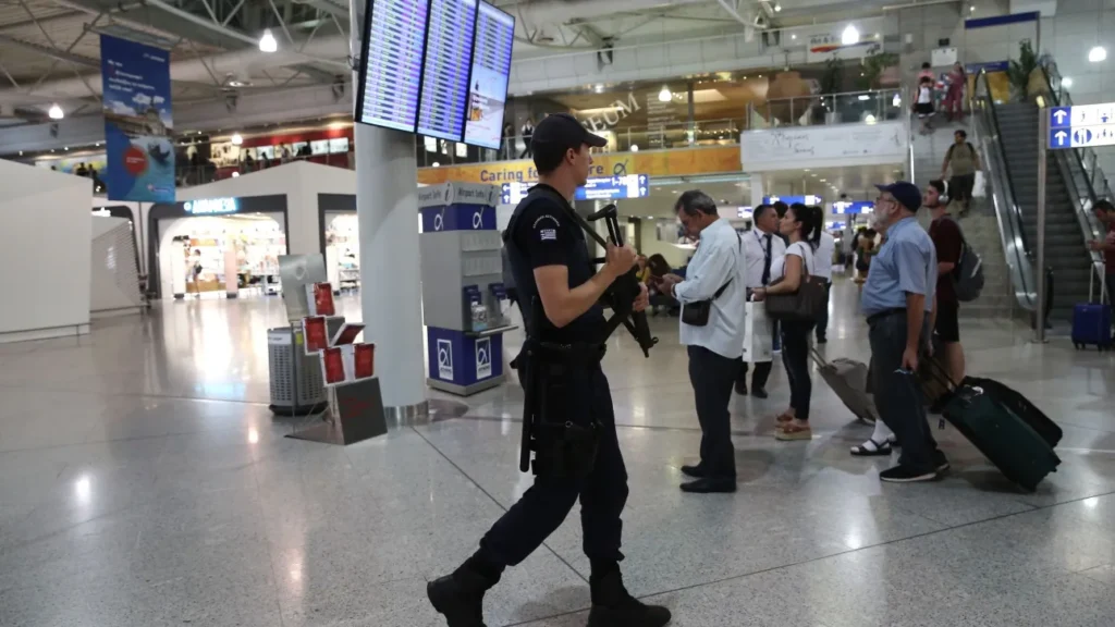 Χειροπέδες σε 32χρονη για διακίνηση ναρκωτικών-Συνελήφθη στο αεροδρόμιο Ηρακλείου