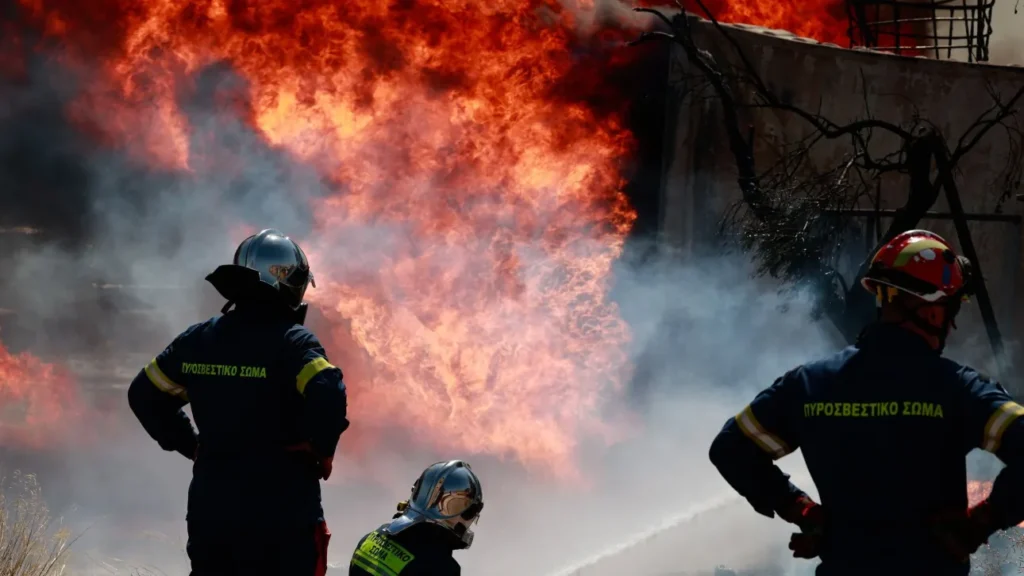 Φωτιά Ασπρόπυργος:Συναγερμός για δεξαμενή προπανίου-Έξι τραυματίες, οι δύο διασωληνωμένοι
