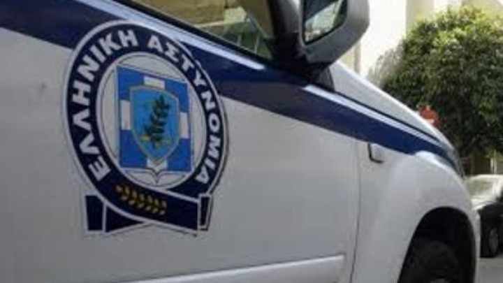Έπεισαν 74χρονη να αφήσει λίρες και κοσμήματα αξίας 70.000 ευρώ έξω από το σπίτι