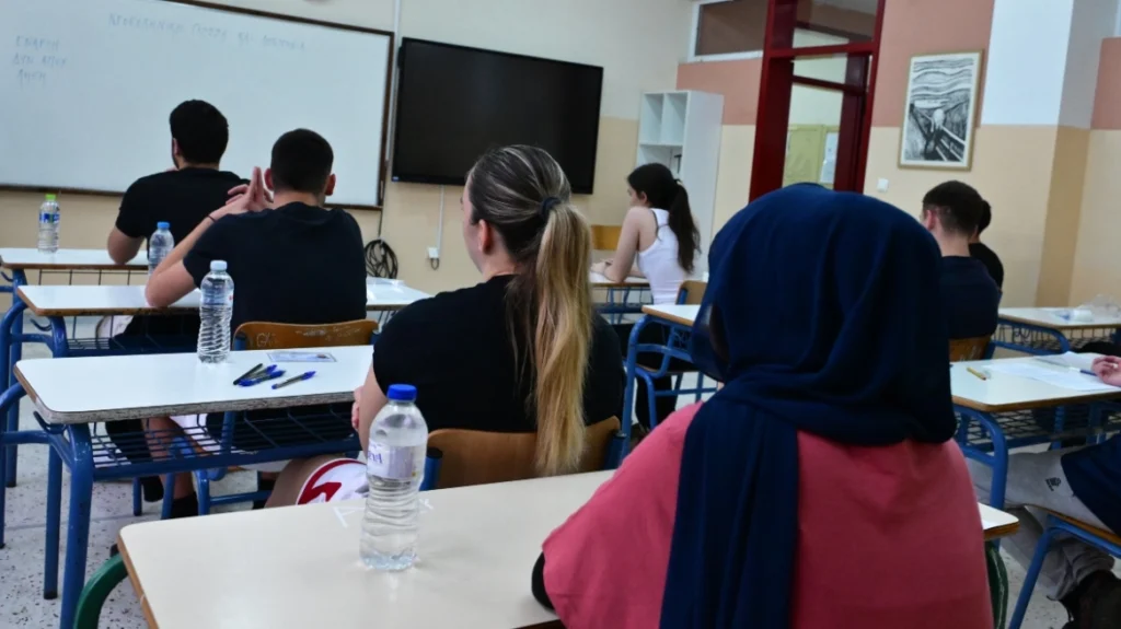 Τι προκύπτει από τις Πανελλαδικές της προηγούμενης χρονιάς: Πόσες θέσεις έμειναν κενές στα ΑΕΙ λόγω ΕΒΕ, δείτε πίνακες
