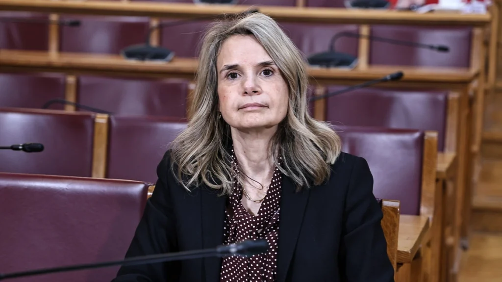 Μιλένα Αποστολάκη: Επιστολή με επτά ερωτήματα προς στον Γιάννη Στουρνάρα για τις αυξήσεις στα ασφάλιστρα υγείας