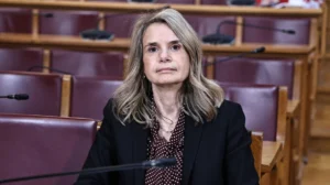 Μιλένα Αποστολάκη: Επιστολή με επτά ερωτήματα προς στον Γιάννη Στουρνάρα για τις αυξήσεις στα ασφάλιστρα υγείας